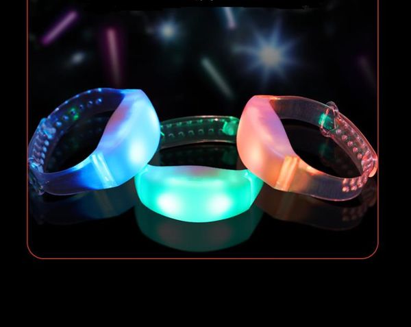 Braceletas LED LED de 350 piezas RGB Cambio de pulsera luminosa de silicona con 43 kileyas 4 metros 10 zonas de área