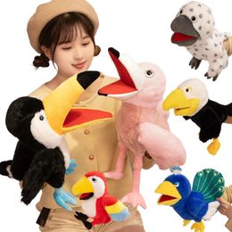 35 cm de dessin animé Simulation Birds Série Hand Puppet Animal en peluche Perreau mou doux Flamingo Whitehed Eagle Doll Gift Douvoirs d'anniversaire 240321