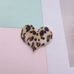 35pcs / lot 4.5 * 3,5 cm en feutre Leopard Heart rembourré Applique pour vêtements Chaps