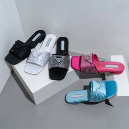 Designer Kristal Verfraaid Satijnen Sandalen Dames Slippers Driehoek Glijbaan Instapper Platte Muiltjes Strass Diamant Sliders Lage Hakken Platte Schoenen Slippers Zwart Wit Blauw