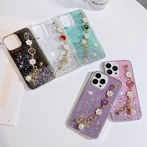 Étuis en TPU souple à paillettes de coeur de fleur pour iPhone 15 14 Pro Max 13 12 11 XR XS X 8 7 6 Plus avec bracelet de chaîne de poignet bracelet de perles couverture de téléphone de luxe en feuille de confettis à paillettes