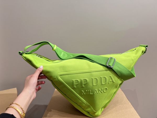 36X22 CM Diseñadores mujeres Crossbody Bolsos Maletines de lujo Marca Nylon Messenger Envelope Bag Monederos de moda Top P Triángulo Bolso de lona verde joven hermosa