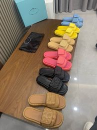 Pantoufles augmentées de 3cm pour femmes, nouvelles chaussures tissées d'été en paille éponge, pantoufles de plage, sandales 2024