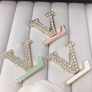 3Colors Designer Brand LETTER BROOCHES 18K Gold plaqué Rimestone Bijoux Broche charme épingle Men Men Fomens 2024 Marier Christmas Party Gift Accessoire