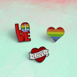 3 couleurs LGBT arc-en-ciel amour mignon Anime films jeux épingles en émail dur recueillir dessin animé broche sac à dos chapeau sac collier revers Badges