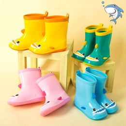 3d Cartoon Shark Enfants Boots Rain Baby Flat Simple Soft Kids Fashion Fashion Boys and Girls Four Seasons Water Shoe non-Slip L2405