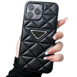 3D Diamond Plaid Leather Luxury Phone Case voor iPhone 12 13 14 Pro Max Metal Triangle Logo Feather Style voor Apple 14Plus Cover