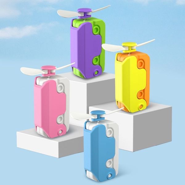 Ventilador de cuchillo de rábano de gravedad 3D USB USB Ventilador de mano recargable Ventiladores de verano Pequeño juguete de juguete Decompresión de rábano dibujos animados de juguete para niños