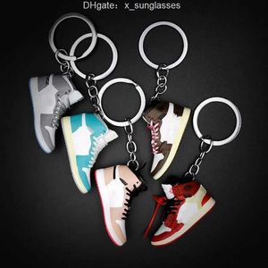3D Mini Creative Sneakers Chaussures Kechechains pour hommes Femmes Sports Sports Chaussure de gymnas Keychain Sac pendentif Basketball Key Chain Jelwelry Accessoires O5CC
