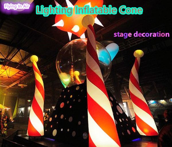 Chapeau de Noël gonflable éclairé modèle 3m piliers coniques LED soufflés à l'air rouge imitant des chapeaux de Noël pour la décoration de scène de Concert