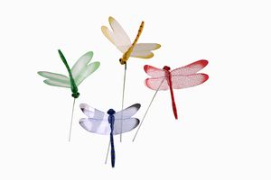 50pcs-Pack Pochettes de libellule colorée pour la décoration de jardin Fournitures de fête de la maison extérieure Décoration de la maison en plein air faux insectes