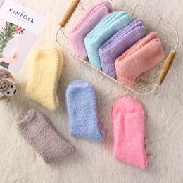 3 paires de chaussettes pour enfants chaussettes thermiques d'hiver pour femmes de haute qualité chaussettes de sol en molleton de corail doux couleur bonbon garder au chaud chaussettes à tube moyen 230918