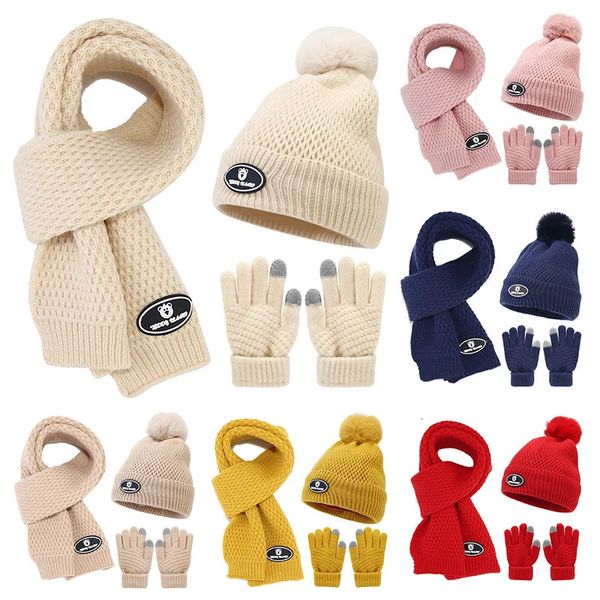 3pcs enfants tricotés chapeaux écharpes gants hiver bébé ours étiquette bonnets extérieur velours froid laine casquette costume chaud accessoire 240227