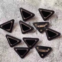 3 pièces en cuir métal Triangle broche femmes lettre broches costume épinglette mode bijoux accessoires