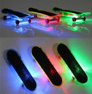 3 pièces lumière LED Mini alliage touche professionnelle bois doigt patins jouet pour Child8086869