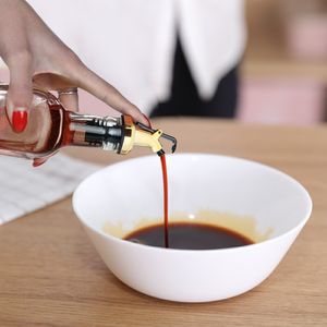 3-stks olijfolie Dispenser Spuit Liquor Oil Bottle Stopper Vergrendeling Wijn gieters Flip Slock plug Afdichting Lekbestendig mondstuk keukengereedschap