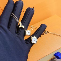 3 Estilo de moda 18 K chapado en oro Collares de acero inoxidable Gargantilla Cadena Flor Carta Colgante Declaración Moda Collar para mujer Accesorios de joyería de boda