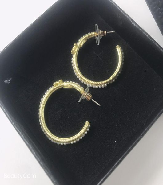 3X3 CM lujosos pendientes C letras de moda oreja uña trasera con sello para damas coleccionar diseño de lujo orejera de perlas Joyería vip gi8930115