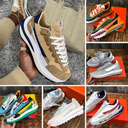 4.0 Chaussures Trainer Waffle Sneakers White University Red Red Leather Suede Designer Sneaker Sacais Zoom Cortez OG Vaporwaffle Sesame