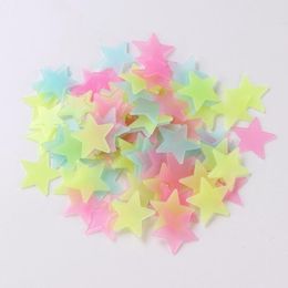 4 kleur 3 cm star muurstickers stereo plastic lichtgevende fluorescerende pasters gloeien in de donkere stickers voor babykamer LX8643