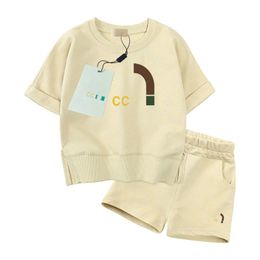 4 colores Diseñador de lujo Conjuntos de ropa Camiseta para niños Pantalones cortos Moda con monograma Marca de moda británica Verano Tesoros para niños y niñas Algodón de dos piezas