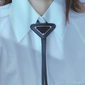 P Designer Cravates Hommes Dames Mode Cravate En Cuir Noeud Triangle Inversé Lettre Cravate Accessoires Quotidiens Petite Amie Cadeau En Gros 4 Couleurs