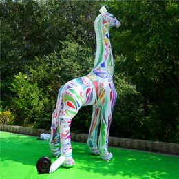 Caballo o jirafa inflable personalizado de tamaño y color de 4 M y 13 pies de alto con tira y soplador para decoración publicitaria