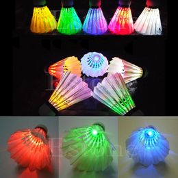 4 pièces Birdies éclairage nuit sombre coloré LED volant de Badminton 231229