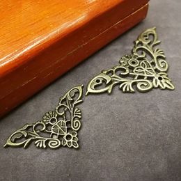 4 pcs armoire en bois d'angle de fleur décoratif coins couvercles de couverture de bronze Pieds Pieds en métal Code d'angle en relief en métal
