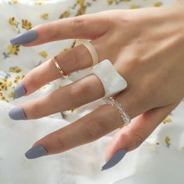 4 stks / set dames trendy kristallen kralen handgemaakte kralen goud kleur metalen witte acryl ringen set voor vrouwen partij sieraden geschenken