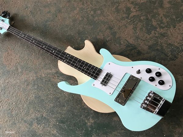 Guitare basse électrique bleu clair à 4 cordes avec pickguard blanc, touche en palissandre, matériel chromé, service personnalisé