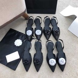 40% de réduction Designer Xiaoxiangfeng Baotou sandales fleur de camélia pointue semelle plate vide unique avec boucle unilatérale et demi-pantoufle chaussures pour femmes