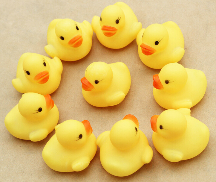 4000 pçs / lote Brinquedo de Água Do Banho Do Bebê brinquedos Sons de Mini Amarelo Patos De Borracha Crianças Banhar As Crianças Presentes de Praia de Natação