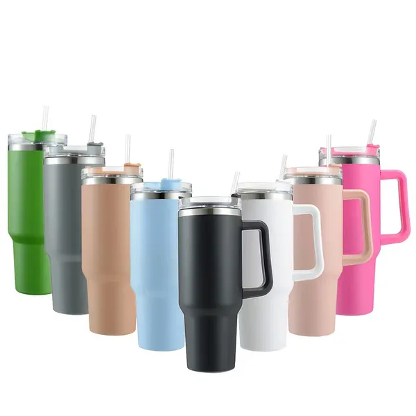 La tasse de voyage en acier inoxydable isolée à double paroi de 40 oz avec le dégringolade de voiture de paille peut être un logo de couleur personnalisé