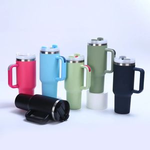 Tasse de tasse de voiture isolée de 40 oz Tasse de tasse en acier inoxydable avec couvercle et paille pour boissons froides grandes voyages sur la route camping 240425