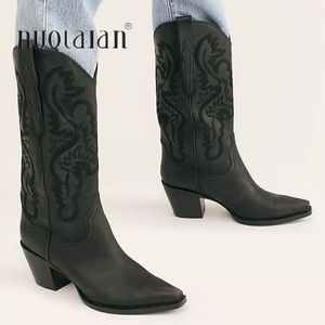 43 24 Plus taille féminine Broidered Knee High Cowboy Cowgirl Chunky talon Boots d'hiver Femmes Western Shoes 230923