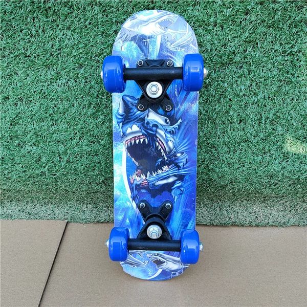 43 cm enfants Skateboard Maple Double Rock Skate Board Childrens Patin Kids Skateboard Carton Sticker Sticker Longboard 240327