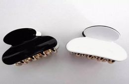 43X35 CM acrílico europeo y americano material blanco y negro captura de cabello tridimensional accesorios para la cabeza de agarre pequeño moda 5596351