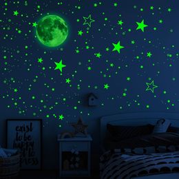 444pcsset autocollant mural étoile de lune lumineuse lueur dans les décalcomanies d'art fluorescentes sombres pour la décoration de plafond de chambre d'enfants à la maison 240123
