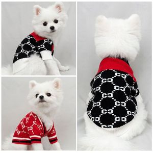 4color Dog Apparel Automne Hiver Double Lettres Stripe Imprimé Petit Vent Doux Chandails Manteau Pet Chat Chiens Vêtements Tricotés Boutons Outwear Tenues