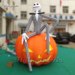 Squelette gonflable artistique et élégant de 4m pour homme assis sur le ballon tête de citrouille d'halloween pour la décoration de cour