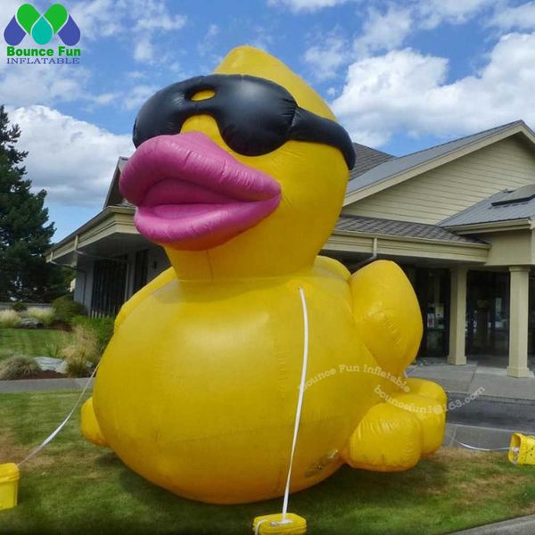 Duck gonflable géant jaune de 4 m de haut avec lunettes de soleil et canards en caoutchouc de souffleur pour décoration de promotion de plage