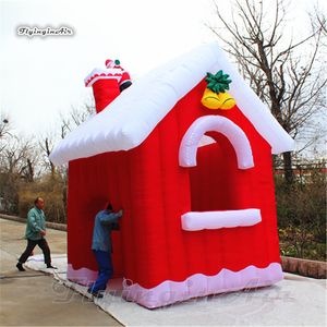 Cottage de Village gonflable de noël festif, tente géante de maison soufflée à l'air rouge de 4m avec le père noël sur le toit pour la décoration de noël