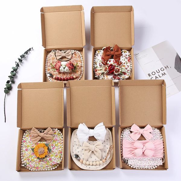 4 Unids / set Estampado de flores Babero para bebé Diadema Elástica Banda para el cabello de nailon Cuentas de silicona de grado alimenticio Chupete Clip Cadena Caja de regalo de Navidad 240315