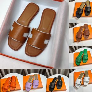 Designer Sandals Slippers Luxe Claquette en cuir bas talons bas glissades Mules Tendance de mode Femmes femmes chaussures d'été Taille 35-42