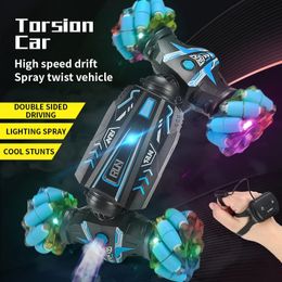 4Wd RC Car Toy Gesture Sensing Spray Twisting Stunt Drift Car Radio Télécommande voiture RC Jouets pour enfants garçons adultes 240328