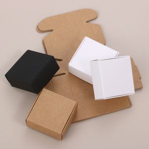 4x4x2cm Mini Caja de Cartón de Cartón de Papel Kraft Negro Joyas Pendientes Anillos Paquete de Exhibición Cajas de Cartón Al Por Mayor 50 unids / lote DH8464