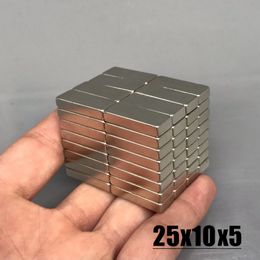 5/10/20 / 50pcs Néodyme Matériau 25x10x5mm NdFeB N35 AIGNEMENTS 25 * 10 * 5 mm Fiche de matériel magnétique Imanes magnétique