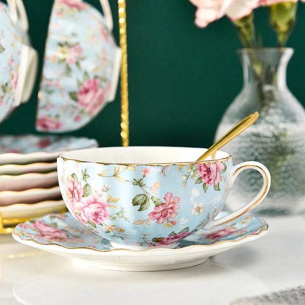 5 couleurs Bone China Coffee Tup Saucer cuillère une tasse de thé à fleurs ensemble ensemble tasse de porcelaine européenne et soucoupe pour tasse de café cadeau 240329