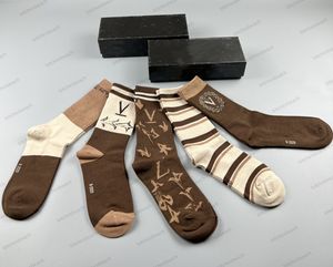 5 paires Chaussettes Designer Lettres d'automne et d'hiver Street Art Serviette en coton de couleur pure Chaussettes de sport Hommes et femmes Mode Four Seasons Girl Chaussettes Personnalité confortable